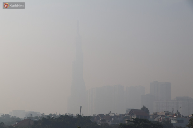 Chùm ảnh: Bụi mờ mù mịt bủa vây Sài Gòn, báo động ô nhiễm không khí trong những ngày cuối năm - Ảnh 2.