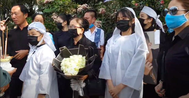 Lễ an táng ca sĩ Vân Quang Long tại Đồng Tháp: Con gái lớn ôm tro cốt, vợ cũ để tang, Linh Lan khóc nghẹn ôm con gái - Ảnh 11.