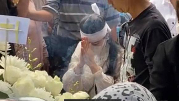 Lễ an táng ca sĩ Vân Quang Long tại Đồng Tháp: Con gái lớn ôm tro cốt, vợ cũ để tang, Linh Lan khóc nghẹn ôm con gái - Ảnh 5.