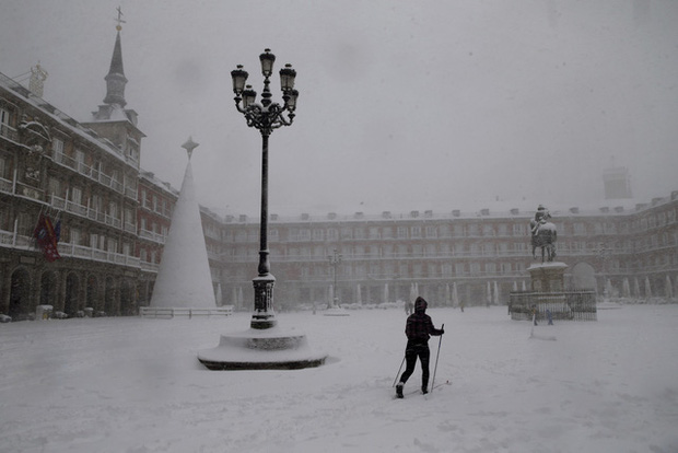 Tây Ban Nha ban bố tình trạng thảm họa tại Thủ đô Madrid do bão tuyết - Ảnh 1.