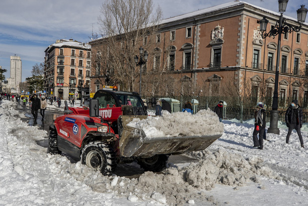 Tây Ban Nha ban bố tình trạng thảm họa tại Thủ đô Madrid do bão tuyết - Ảnh 2.