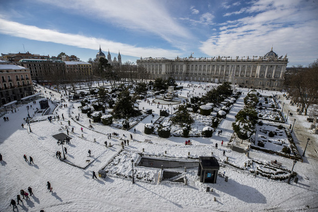 Tây Ban Nha ban bố tình trạng thảm họa tại Thủ đô Madrid do bão tuyết - Ảnh 3.