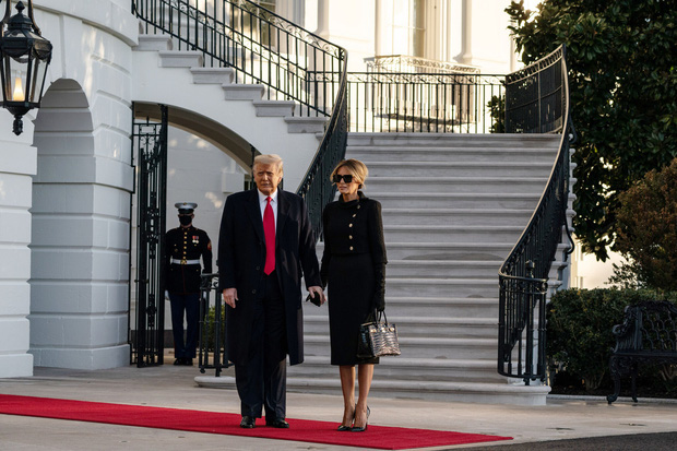 Trong khoảnh khắc cuối trước lúc rời khỏi Nhà Trắng, cựu Đệ Nhất Phu Nhân Melania Trump gây bất ngờ vì có hành động đặc biệt khác lạ với chồng - Ảnh 5.