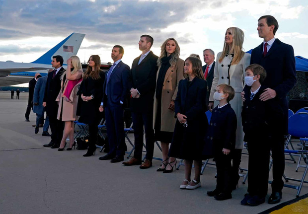 Những khoảnh khắc cuối cùng của ông Donald Trump trên cương vị Tổng thống Mỹ: Tươi cười, vẫy tay chào tạm biệt trước sự chứng kiến của gia đình - Ảnh 7.