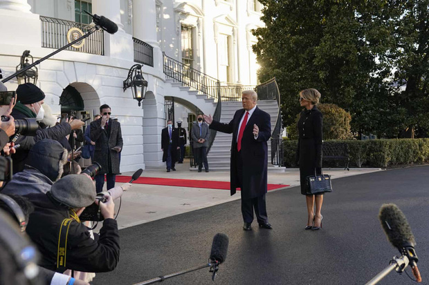 Những khoảnh khắc cuối cùng của ông Donald Trump trên cương vị Tổng thống Mỹ: Tươi cười, vẫy tay chào tạm biệt trước sự chứng kiến của gia đình - Ảnh 3.