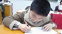 Bên trong những lớp luyện "gà con" khắc nghiệt nhất: 3 tuổi tự đọc sách Tiếng Anh, thuộc lòng 100 bài thơ, 5 tuổi bắt đầu học Toán Olympic