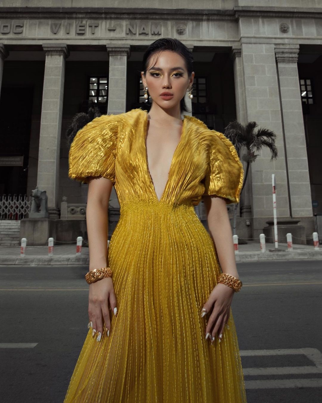 Khánh Linh như nữ thần tại WeChoice Awards, đụng váy 350 triệu của NTK Công Trí với sao ngoại mà ăn đứt - Ảnh 1.