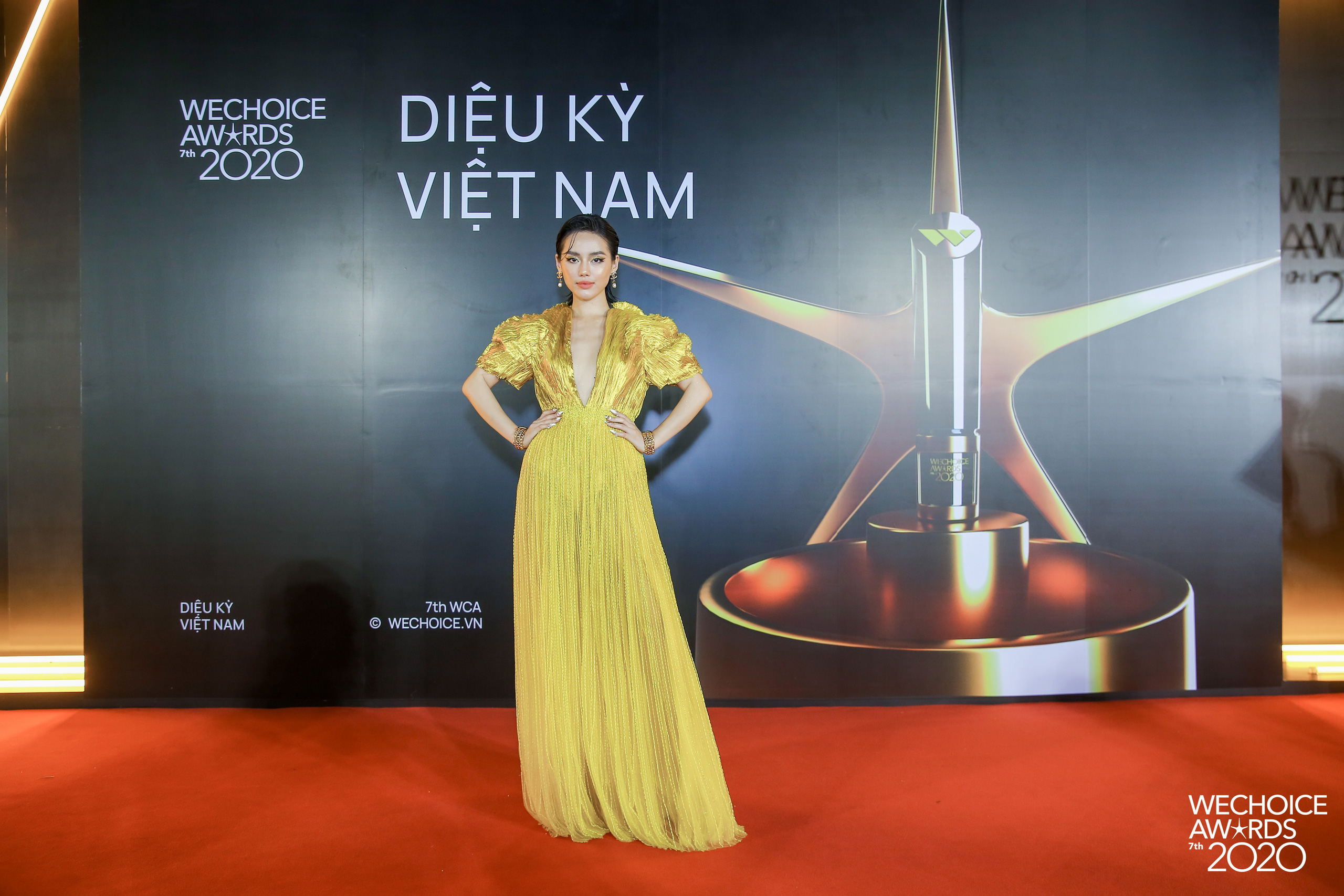 Khánh Linh như nữ thần tại WeChoice Awards, đụng váy 350 triệu của NTK Công Trí với sao ngoại mà ăn đứt - Ảnh 5.