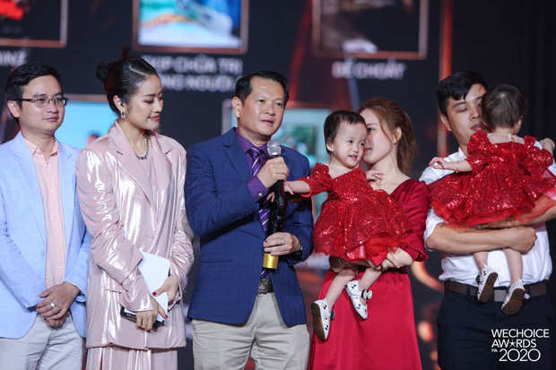 2 thiên thần nhí Trúc Nhi - Diệu Nhi siêu đáng yêu khi cùng cha mẹ và ekip phẫu thuật có mặt trong đêm Gala WeChoice Awards 2020 - Ảnh 2.