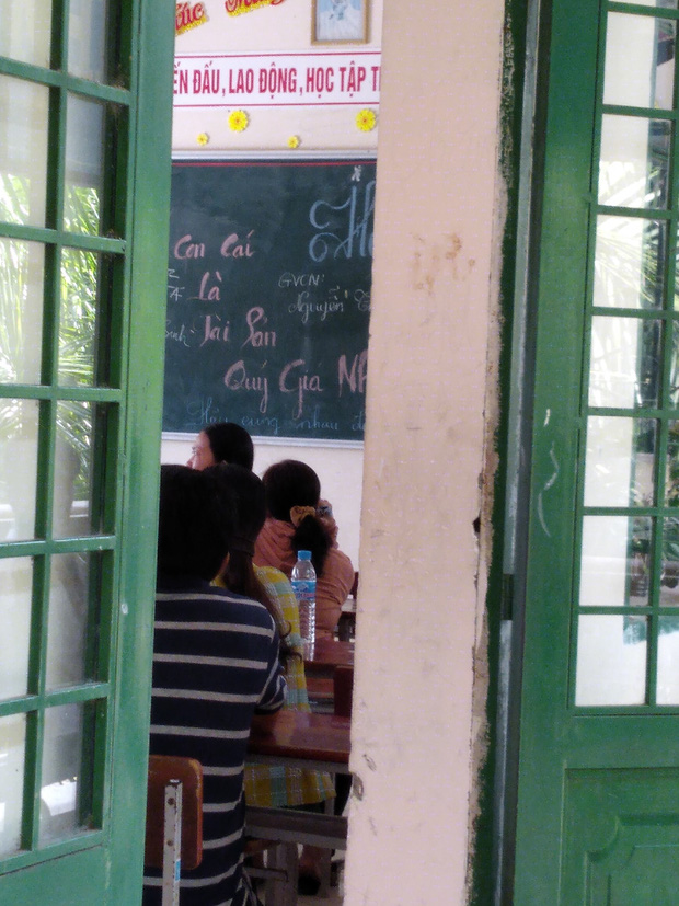 Nhà trường tổ chức họp phụ huynh, chỉ 1 dòng chữ trên bảng khiến nhiều bậc cha mẹ khóc hết nước mắt - Ảnh 1.