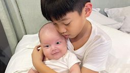 Hình ảnh vừa bế em vừa ngủ gật cực đáng yêu của Subeo