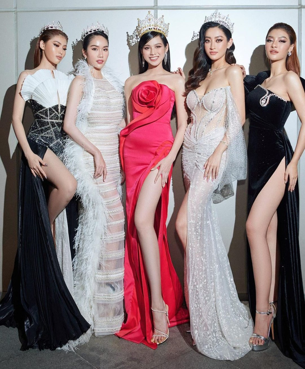 Khung hình hội tụ cả dàn Hoa hậu Á hậu tại gala WeChoice 2020: Toàn chân dài, Đỗ Thị Hà lộ khuyết điểm ở eo nhưng vẫn xinh xỉu - Ảnh 2.