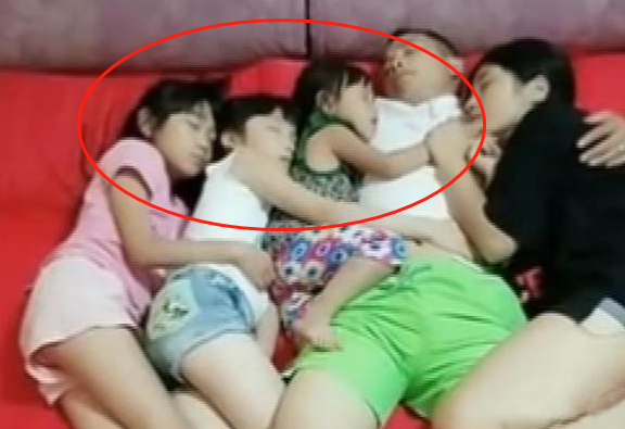 3 cô con gái ngủ với bố từ nhỏ, mẹ vô tình chụp được bộ ảnh và quyết định cho con ngủ giường riêng ngay lập tức - Ảnh 2.