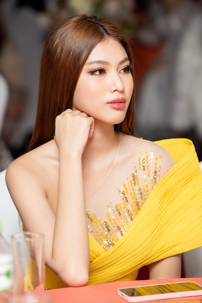 Sau thông tin đại diện VN thi Miss Grand International 2020, Á hậu Ngọc Thảo xuất hiện nóng bỏng tại sự kiện, choáng nhất là độ xẻ của chiếc váy - Ảnh 1.