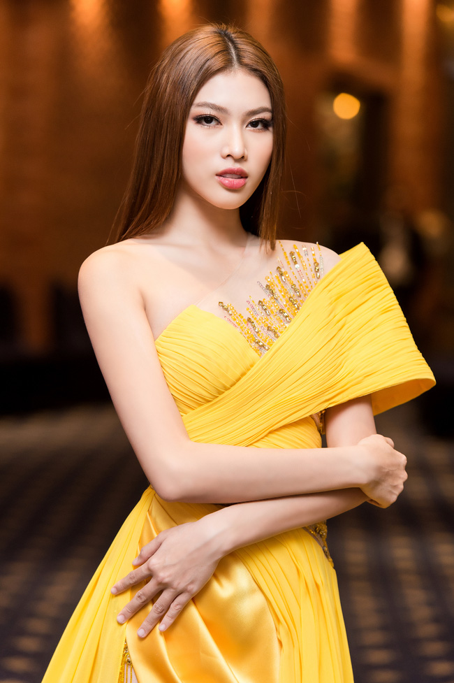 Sau thông tin đại diện VN thi Miss Grand International 2020, Á hậu Ngọc Thảo xuất hiện nóng bỏng tại sự kiện, choáng nhất là độ xẻ của chiếc váy - Ảnh 4.