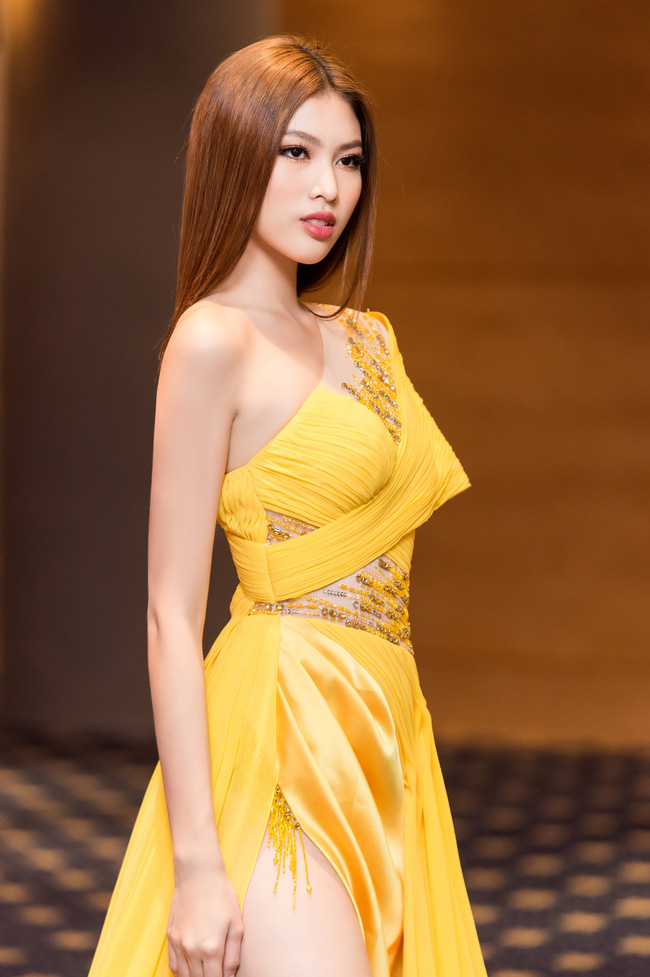 Sau thông tin đại diện VN thi Miss Grand International 2020, Á hậu Ngọc Thảo xuất hiện nóng bỏng tại sự kiện, choáng nhất là độ xẻ của chiếc váy - Ảnh 3.