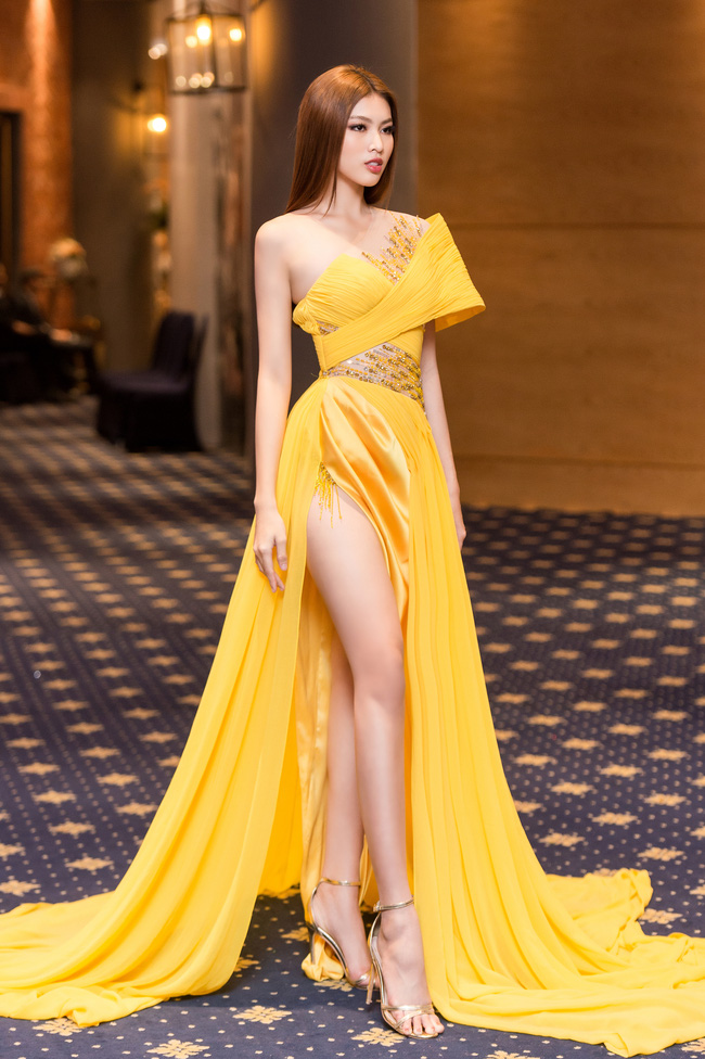 Sau thông tin đại diện VN thi Miss Grand International 2020, Á hậu Ngọc Thảo xuất hiện nóng bỏng tại sự kiện, choáng nhất là độ xẻ của chiếc váy - Ảnh 2.