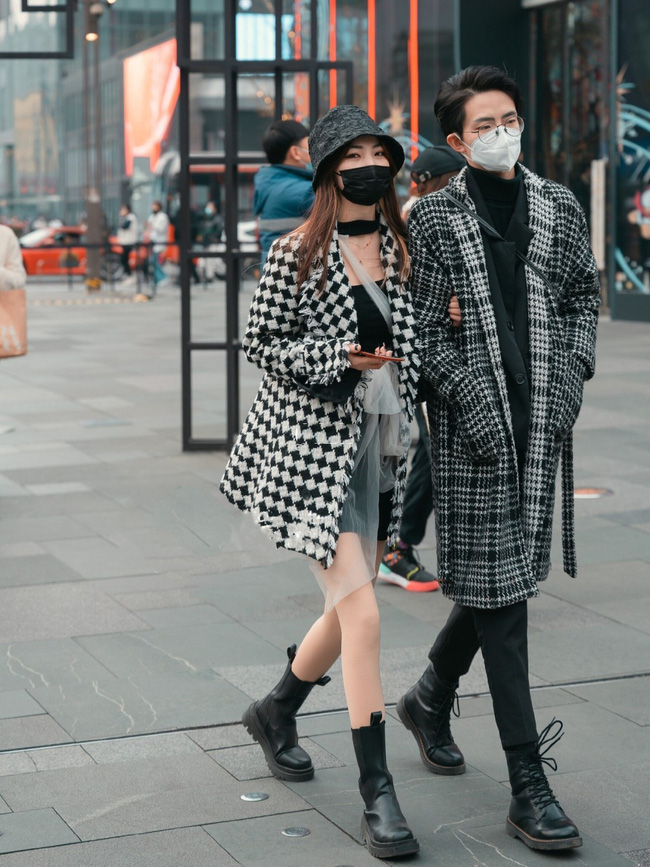 Street style Châu Á: Các cặp đôi chiếm spotlight nhờ cách mix đồ ăn ý, hội chị em chơi độc chiêu khi diện boots đùi - Ảnh 5.