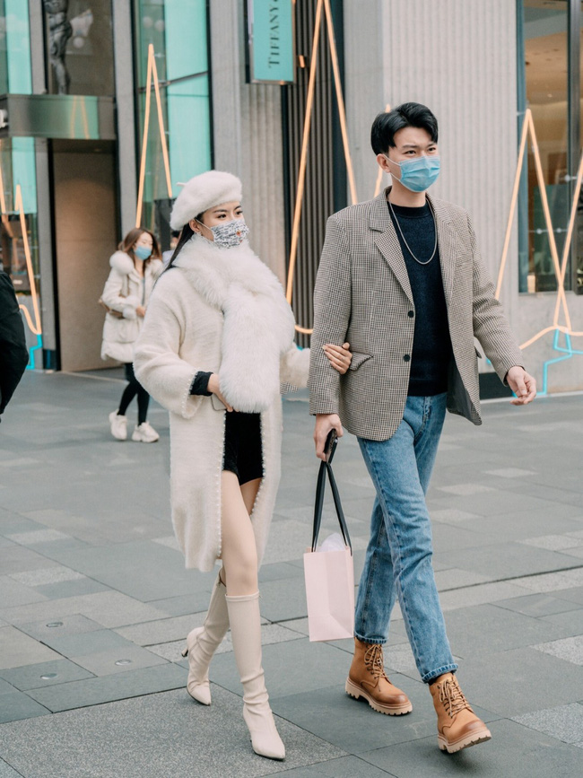 Street style Châu Á: Các cặp đôi chiếm spotlight nhờ cách mix đồ ăn ý, hội chị em chơi độc chiêu khi diện boots đùi - Ảnh 2.