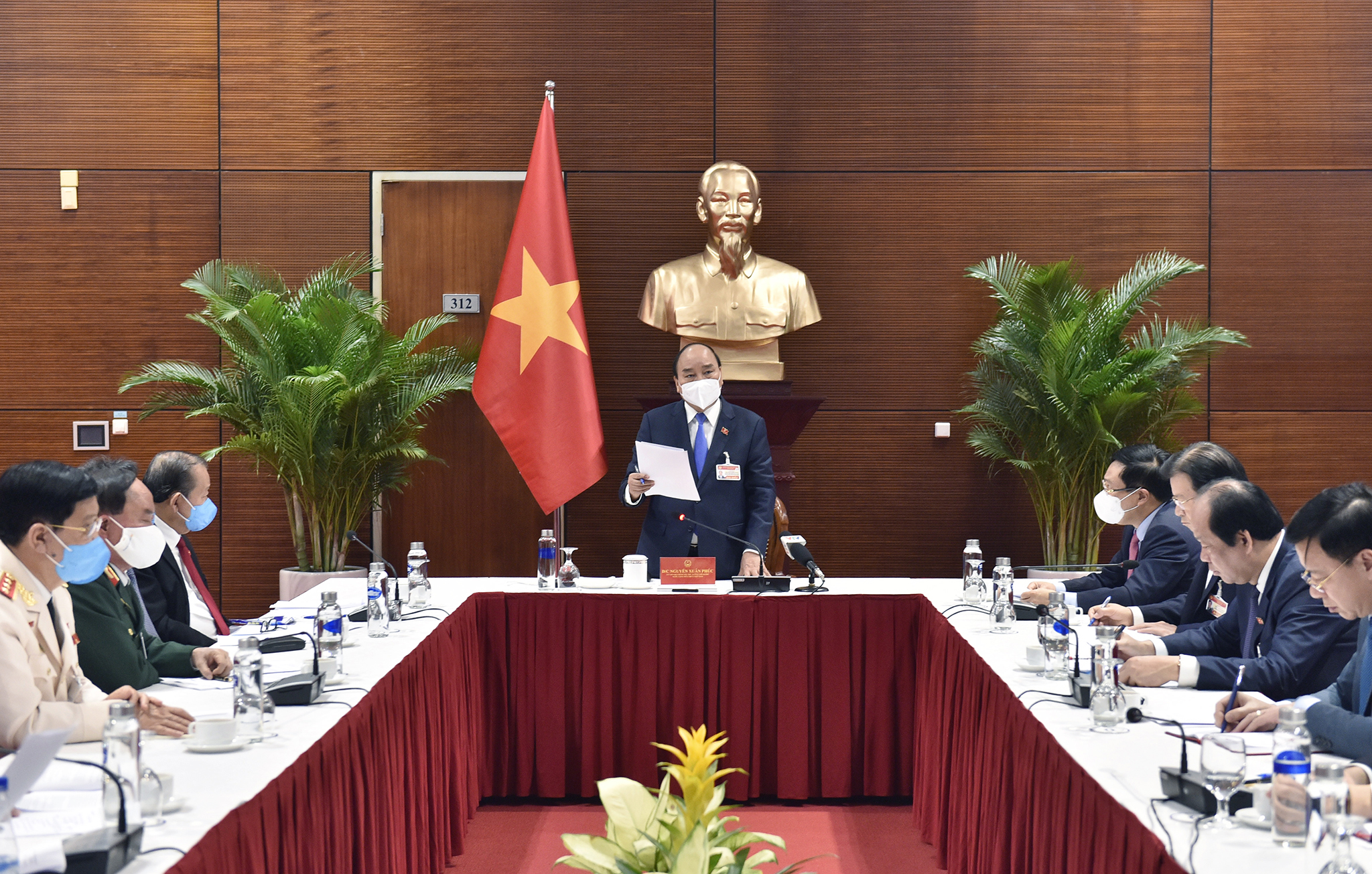 Thủ tướng họp khẩn về COVID-19 tại nơi tổ chức Đại hội Đảng - Ảnh 1.
