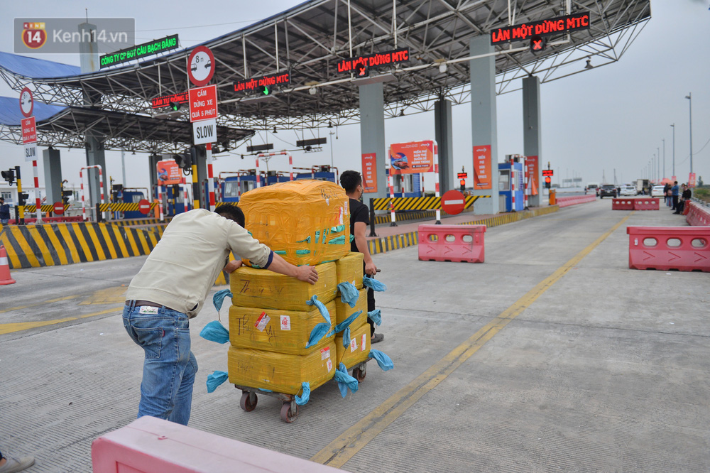 Ảnh: Kéo vài tấn hàng giao khách, cõng bà 95 tuổi qua chốt phòng dịch Covid-19 vào Quảng Ninh - Ảnh 11.