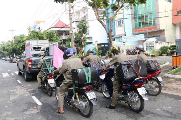 TP.HCM: Bắt đầu nhắc nhở, kiểm tra việc đeo khẩu trang khi ra đường - Ảnh 3.