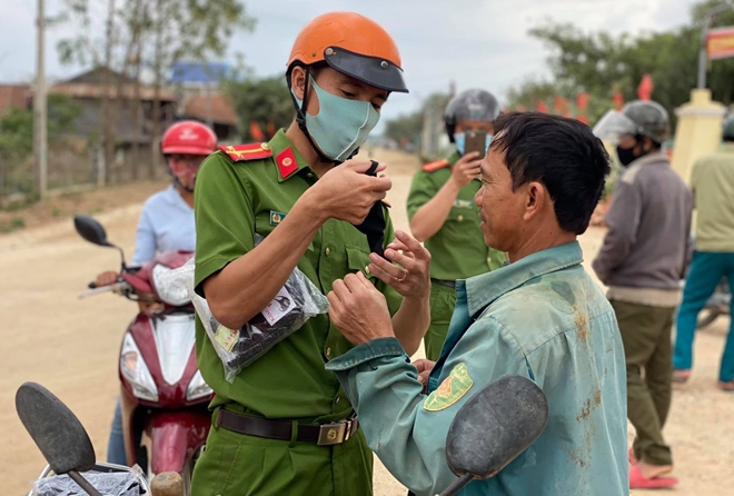 Gia Lai có thêm 3 ca dương tính lần 1 với SARS-CoV-2: Phong tỏa toàn bộ thị xã Ayun Pa và huyện Ia Pa - Ảnh 3.