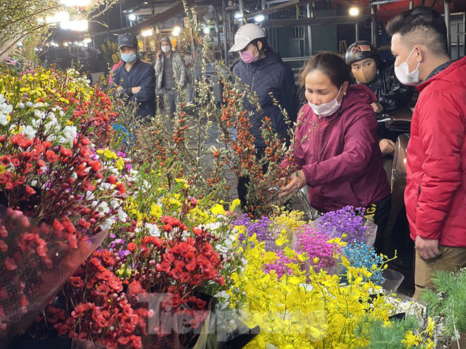 Người lao động, tiểu thương chợ hoa ngồi trên lửa khi dịch COVID-19 bùng phát - Ảnh 12.