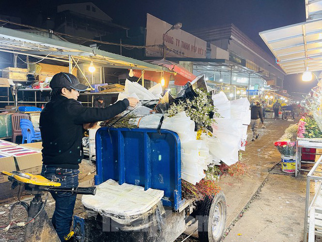 Người lao động, tiểu thương chợ hoa ngồi trên lửa khi dịch COVID-19 bùng phát - Ảnh 8.