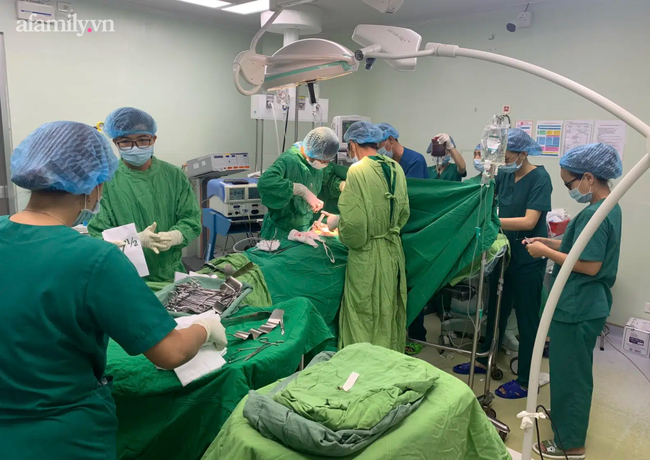 Cứu sống bệnh nhân tự dùng dao Thái Lan đâm vào ngực trái, đã ngừng tim - Ảnh 1. Cứu sống bệnh nhân tự dùng dao Thái Lan đâm vào ngực trái, đã ngừng tim - Ảnh 1.