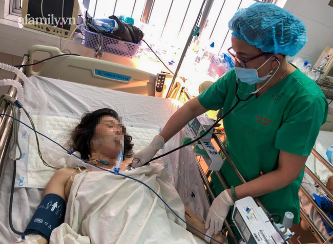 Cứu sống bệnh nhân tự dùng dao Thái Lan đâm vào ngực trái, đã ngừng tim - Ảnh 2. Cứu sống bệnh nhân tự dùng dao Thái Lan đâm vào ngực trái, đã ngừng tim - Ảnh 2.