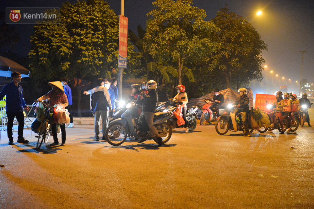 Hà Nội có thêm ca mắc Covid-19, hàng trăm người dân Mê Linh bất ngờ quay xe vì đường về nhà bị phong toả - Ảnh 1.
