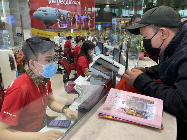 Hành khách xếp hàng dài ở sân bay Tân Sơn Nhất để đổi trả vé Tết vì dịch Covid-19 - Ảnh 3.