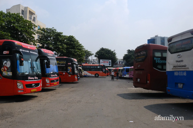 Bến xe miền Đông vắng thê thảm ngày 25 tháng Chạp: Xe đò chạy lỗ tiền xăng, xe ôm cả ngày không có khách - Ảnh 1.