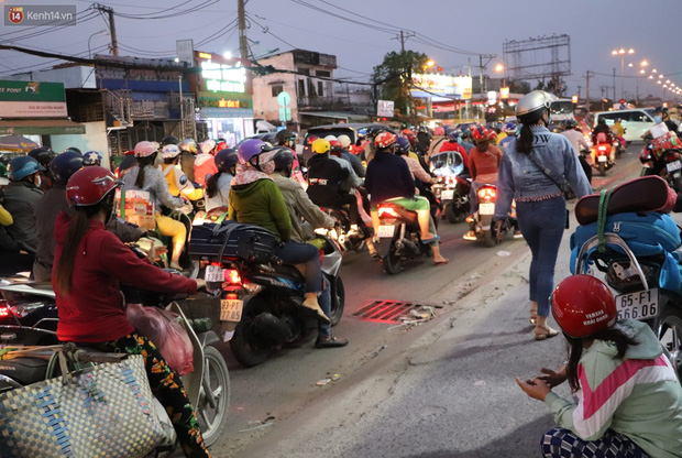 Chùm ảnh: Hàng ngàn người dân rời Sài Gòn về quê ăn Tết sớm, Quốc lộ 1A ùn ứ chiều cuối tuần - Ảnh 7.