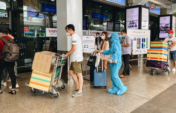 Sân bay Tân Sơn Nhất kích hoạt chế độ chống dịch nghiêm ngặt, hành khách mặc đồ bảo hộ về quê ăn Tết - Ảnh 4.