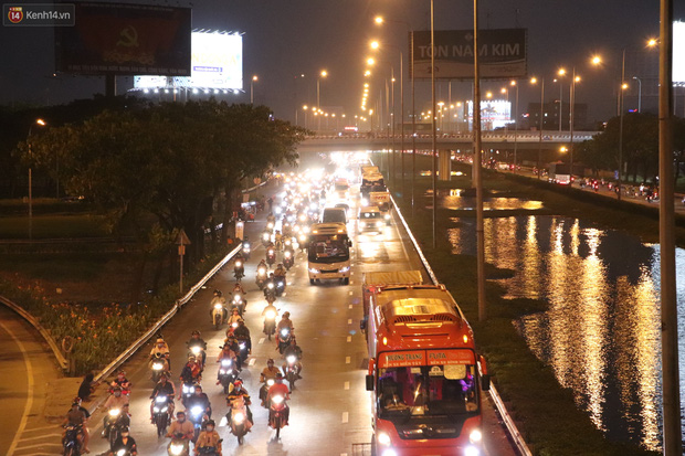 Chùm ảnh: Hàng ngàn người dân rời Sài Gòn về quê ăn Tết sớm, Quốc lộ 1A ùn ứ chiều cuối tuần - Ảnh 9.