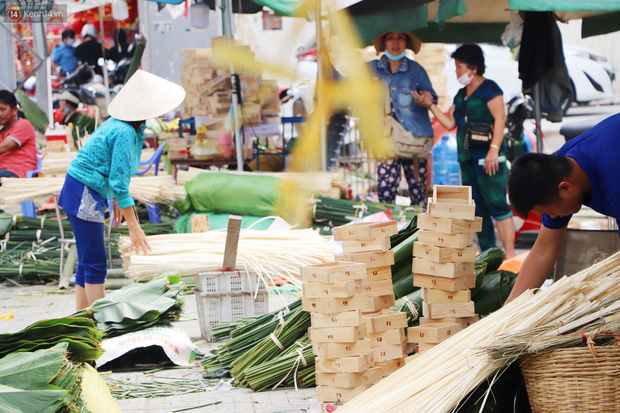 Tưởng ế ẩm mà bán đắt không tưởng, giá gấp đôi vẫn cháy hàng, tiểu thương chợ lá dong hớn hở: Tết này ấm no rồi! - Ảnh 7.