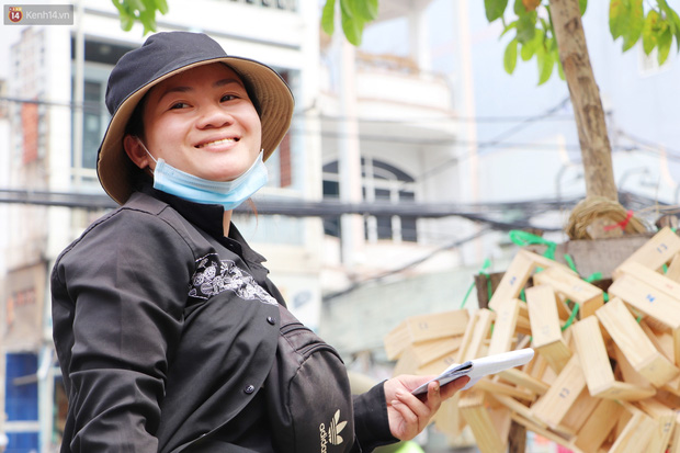 Tưởng ế ẩm mà bán đắt không tưởng, giá gấp đôi vẫn cháy hàng, tiểu thương chợ lá dong hớn hở: Tết này ấm no rồi! - Ảnh 9.