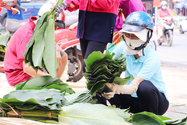 Tưởng ế ẩm mà bán đắt không tưởng, giá gấp đôi vẫn cháy hàng, tiểu thương chợ lá dong hớn hở: Tết này ấm no rồi! - Ảnh 11.