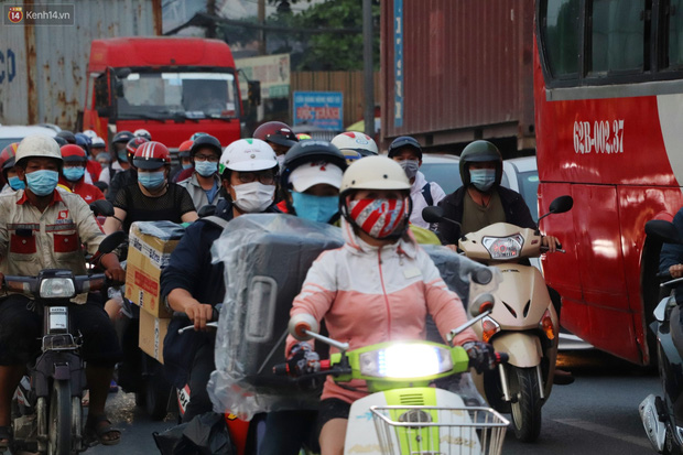 Chùm ảnh: Hàng ngàn người dân rời Sài Gòn về quê ăn Tết sớm, Quốc lộ 1A ùn ứ chiều cuối tuần - Ảnh 3.