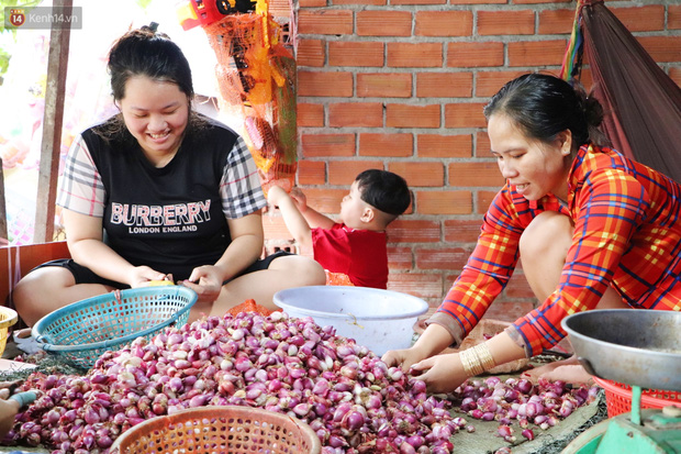 Có một xóm cay mắt của người miền Tây giữa lòng Sài Gòn: Tụi tui tính về quê mà không đủ tiền, Tết này ở đây thôi - Ảnh 1.