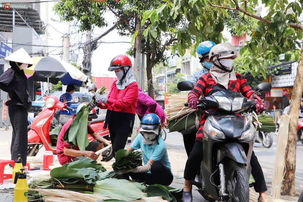 Tưởng ế ẩm mà bán đắt không tưởng, giá gấp đôi vẫn cháy hàng, tiểu thương chợ lá dong hớn hở: Tết này ấm no rồi! - Ảnh 5.