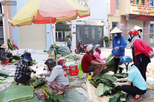 Tưởng ế ẩm mà bán đắt không tưởng, giá gấp đôi vẫn cháy hàng, tiểu thương chợ lá dong hớn hở: Tết này ấm no rồi! - Ảnh 1.