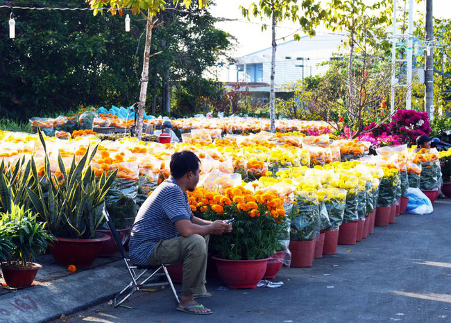 Gom góp được chút vốn mở hàng hoa Tết nhưng không may nằm đúng tâm dịch, chàng thanh niên phải cầm cố đồ lo cho gia đình làm bao người xúc động - Ảnh 1.