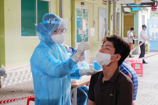 TP.HCM phát hiện thêm 2 nhân viên sân bay Tân Sơn Nhất nghi nhiễm Covid-19 - Ảnh 1.