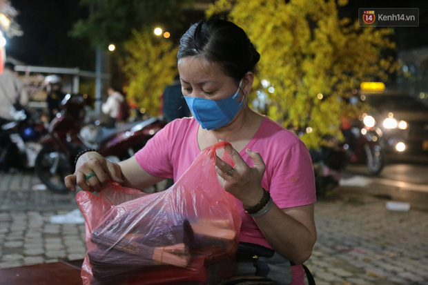 Phố ông Đồ ở Sài Gòn chính thức dừng hoạt động vì dịch Covid-19, khẩn trương tháo dỡ dọn dẹp ngay trong đêm - Ảnh 14.