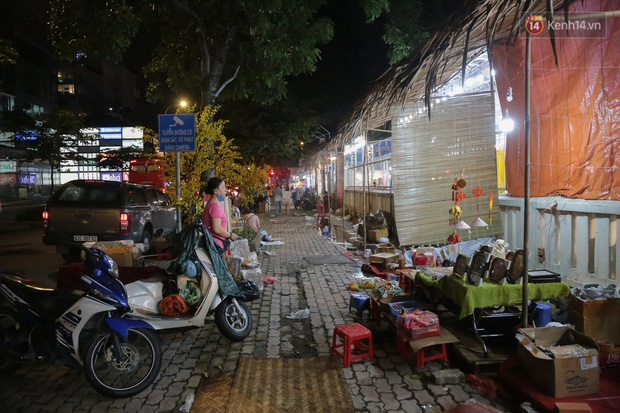 Phố ông Đồ ở Sài Gòn chính thức dừng hoạt động vì dịch Covid-19, khẩn trương tháo dỡ dọn dẹp ngay trong đêm - Ảnh 4.