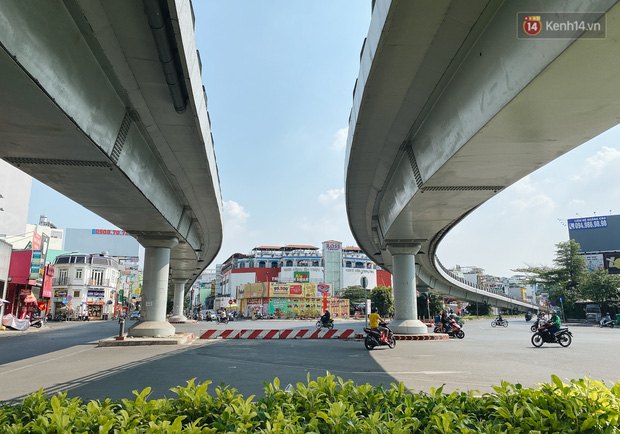 TP.HCM: Cuộc sống của người dân trong khu vực phải thực hiện giãn cách xã hội theo Chỉ thị 16 - Ảnh 3.