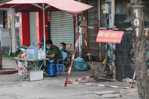 TP.HCM: Cuộc sống của người dân trong khu vực phải thực hiện giãn cách xã hội theo Chỉ thị 16 - Ảnh 2.